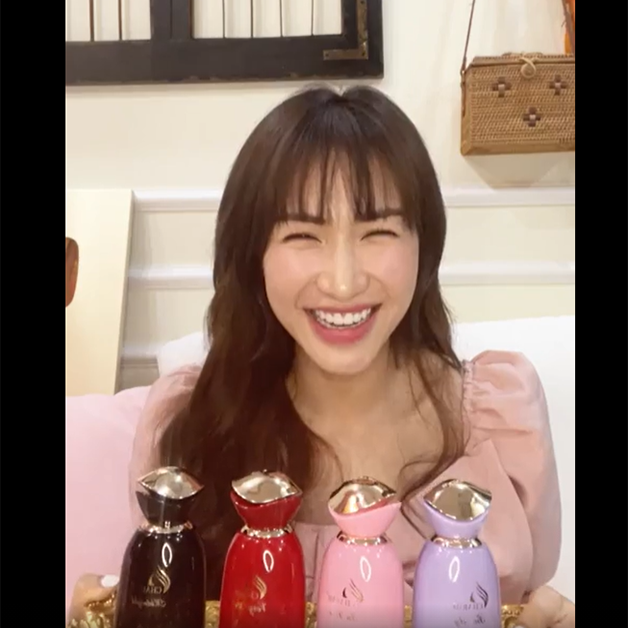 Hòa Minzy live stream review về nước hoa Charme